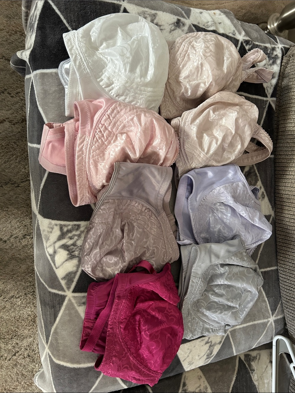 Playtex Bra Bundle in White, Pink, Light Peach, Lavender, Gray and Berry